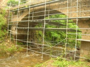 Montage d'échafaudage sous pont